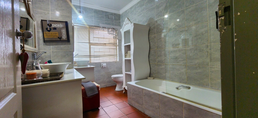 5 Bedroom Property for Sale in Kannoniers Park North West